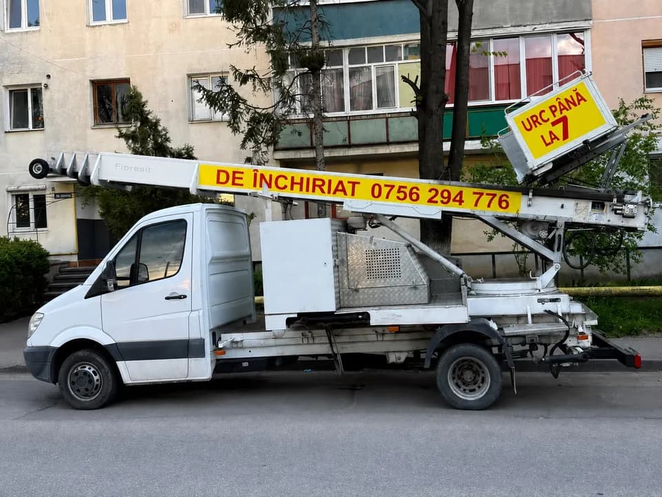 Lift exterior Mutări Cluj montat pe autoutilitară, urcă mobilă și materiale până la etajul 7