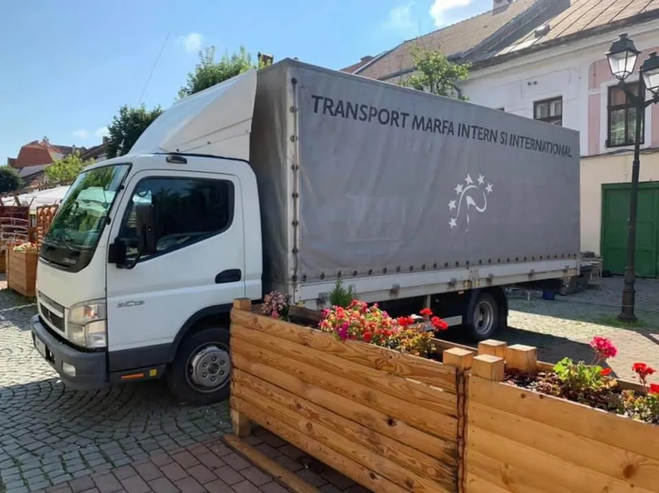 Autoutilitară mare Mutări Cluj cu prelată pentru mutări complete de locuințe și birouri