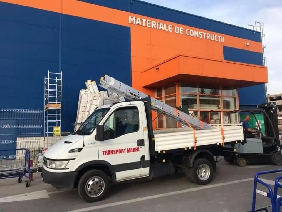 Autoutilitară medie Mutări Cluj cu platformă deschisă pentru materiale de construcții